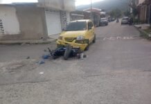 Mujer que conducía moto resultó herida al chocar con taxi